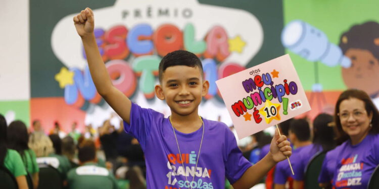 Prêmio Escola Nota 10: Governo do Ceará entrega 434 premiações para escolas públicas com melhores resultados no Spaece 2024