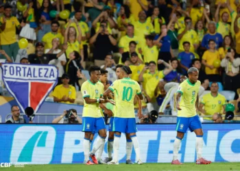 Brasil vence Chile por 3 a 0 com festa no Maracanã