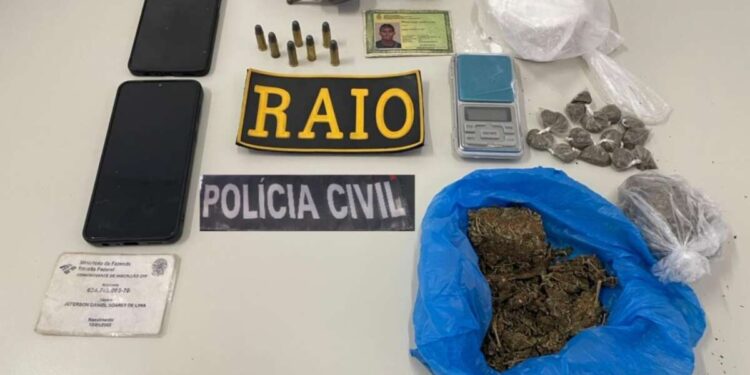 Ação conjunta resulta na prisão de dupla suspeita de tráfico de drogas e posse de arma de fogo em Aurora