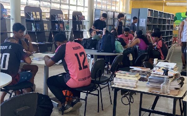 Alunos da URCA realizam visita guiada à Biblioteca Pública do Crato em atividade de pesquisa e formação