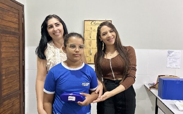 Em três anos, mais de 340 estudantes da rede municipal são beneficiados com a entrega de óculos
