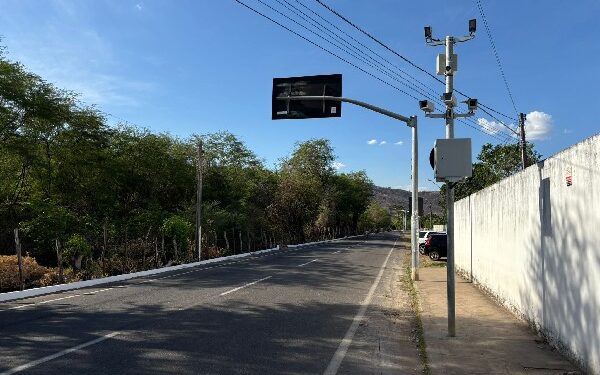 Radar eletrônico é instalado na Avenida do Agricultor para reforçar segurança viária