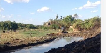 Juazeiro do Norte executa limpeza no Riacho do Tiradentes para fortalecer a manutenção da drenagem