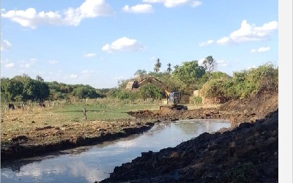 Juazeiro do Norte executa limpeza no Riacho do Tiradentes para fortalecer a manutenção da drenagem