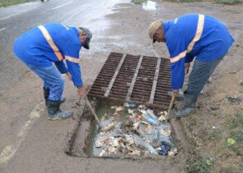 Lagoa da APUC e entorno do Atacadão recebem serviços de desobstrução de esgoto