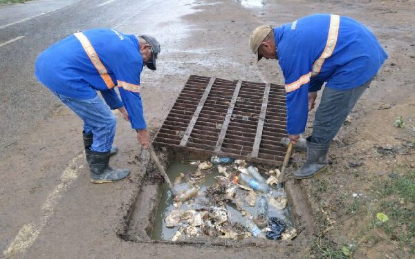 Lagoa da APUC e entorno do Atacadão recebem serviços de desobstrução de esgoto