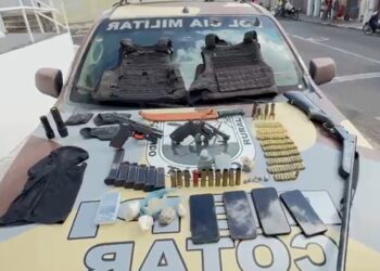 PMCE apreende armas, drogas e veículos após ação contra dupla ligada a grupo de um dos suspeitos mais procurados do Ceará