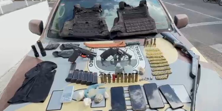 PMCE apreende armas, drogas e veículos após ação contra dupla ligada a grupo de um dos suspeitos mais procurados do Ceará