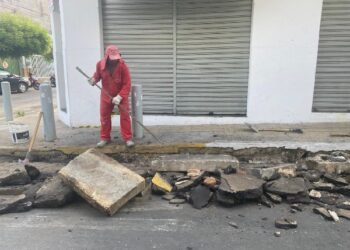 Rua da Glória tem tampas de passagem e canaletas trocadas em Juazeiro do Norte