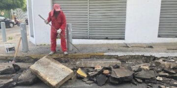 Rua da Glória tem tampas de passagem e canaletas trocadas em Juazeiro do Norte