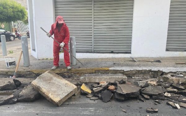 Rua da Glória tem tampas de passagem e canaletas trocadas em Juazeiro do Norte