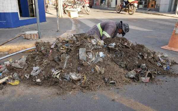 Volumes de resíduos retirados na rede de drenagem de Juazeiro correspondem a aproximadamente 40 caminhões de caçamba