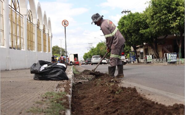 Serviços de desobstrução na rede de drenagem chegam a mais 5 áreas de Juazeiro do Norte