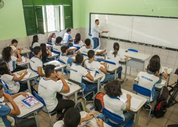 Governo paga reajuste de 5,4% aos professores, com retroativo de janeiro e fevereiro