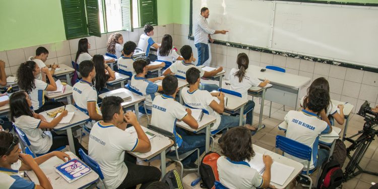 Governo paga reajuste de 5,4% aos professores, com retroativo de janeiro e fevereiro