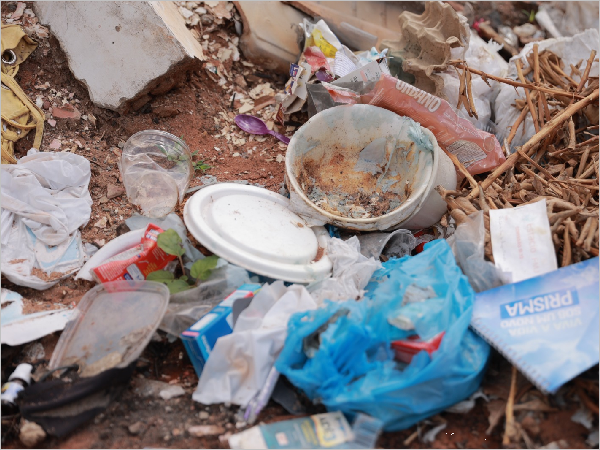 Descarte irregular de lixo agrava alagamentos em período de chuvas