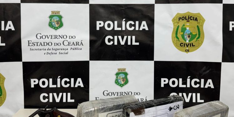 Em Juazeiro do Norte, PCCE prende mulher em posse de drogas e arma de fogo dentro de ônibus intermunicipal