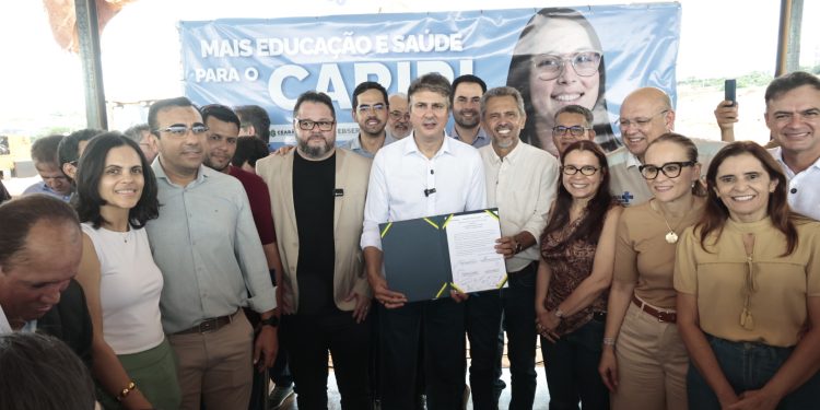 Governador Elmano de Freitas e ministro Camilo Santana vistoriam obra do Hospital Universitário da UFCA e anunciam mais investimentos