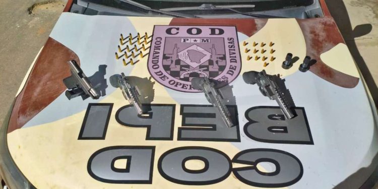 PMCE prende suspeito com quatro armas de fogo no município de Brejo Santo