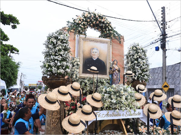 Procissão das Flores ocorre com festejo cultural e celebração da fé