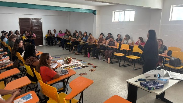 Rede municipal de Juazeiro do Norte recebe material didático voltado à diversidade cultural