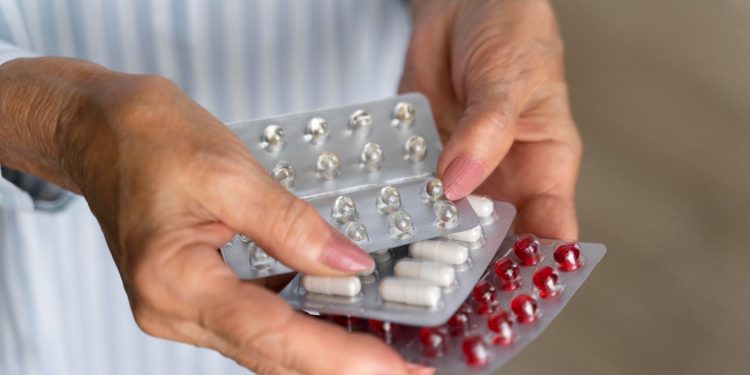 Antibiótico ou anti-inflamatório: quais os riscos da automedicação?
