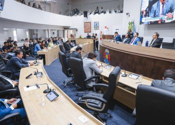 Sessão da Câmara de Juazeiro do Norte é marcada por aprovação de crédito suplementar, críticas à Zona Azul e homenagem aos jovens atletas vítimas de trágico acidente