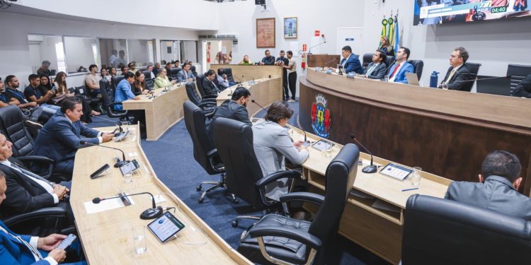 Sessão da Câmara de Juazeiro do Norte é marcada por aprovação de crédito suplementar, críticas à Zona Azul e homenagem aos jovens atletas vítimas de trágico acidente