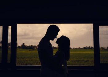 Beijo na boca pode transmitir doenças? Entenda mitos e verdades