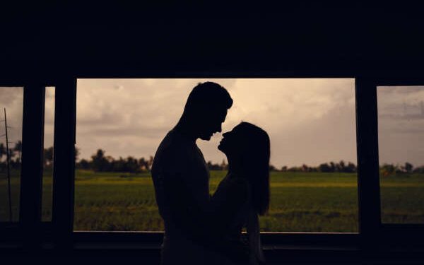 Beijo na boca pode transmitir doenças? Entenda mitos e verdades