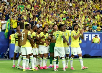 Brasil faz 3 na Escócia e avança em 1º