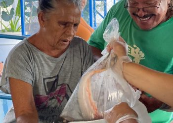 Juazeiro do Norte inicia entrega de peixes para famílias assistidas pelos CRAS