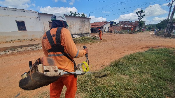 Serviços de limpeza pública atuam em seis bairros de Juazeiro do Norte